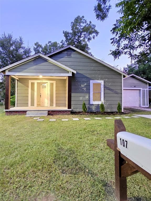 107 W Redbud St