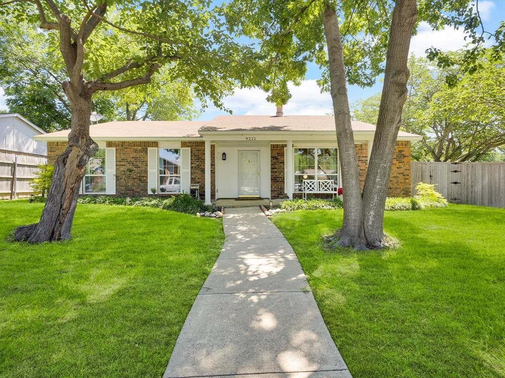 9221 Linda Vista Dr