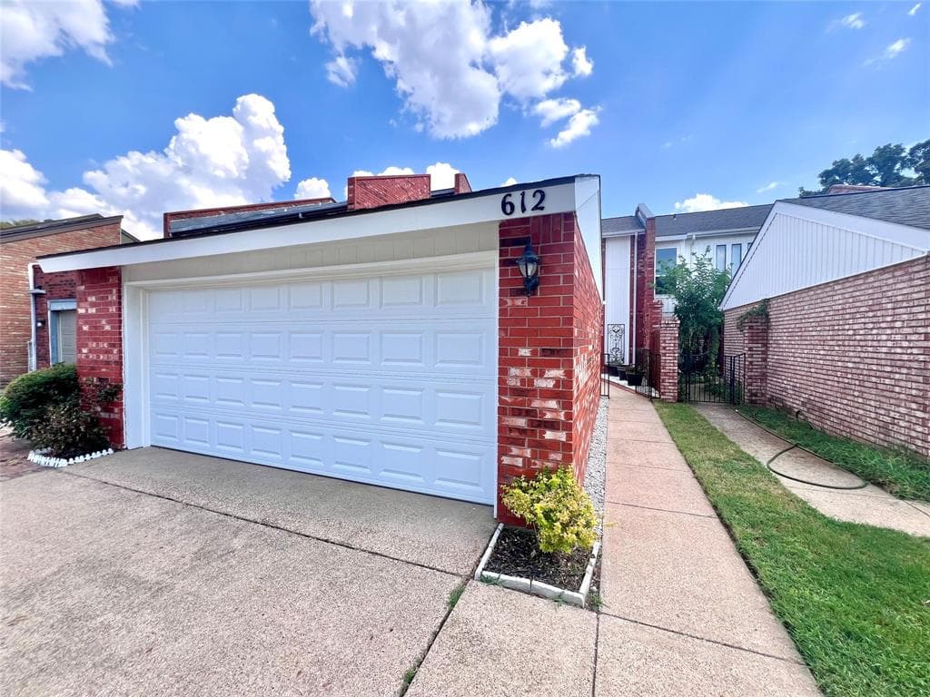 612 Carriage Way