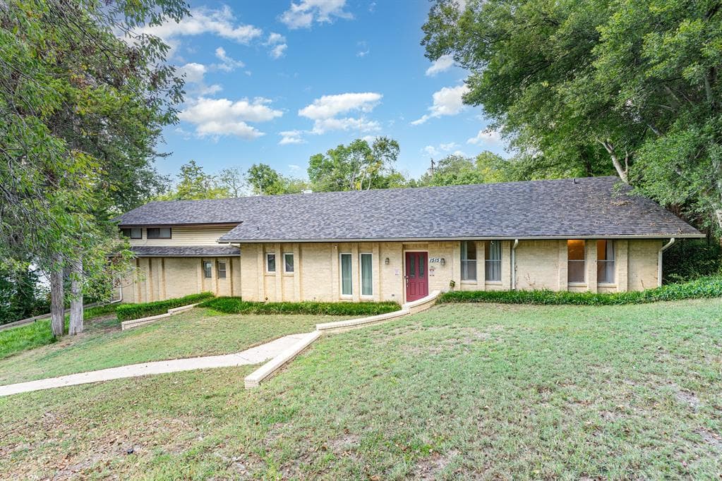 1515 Valley View Dr