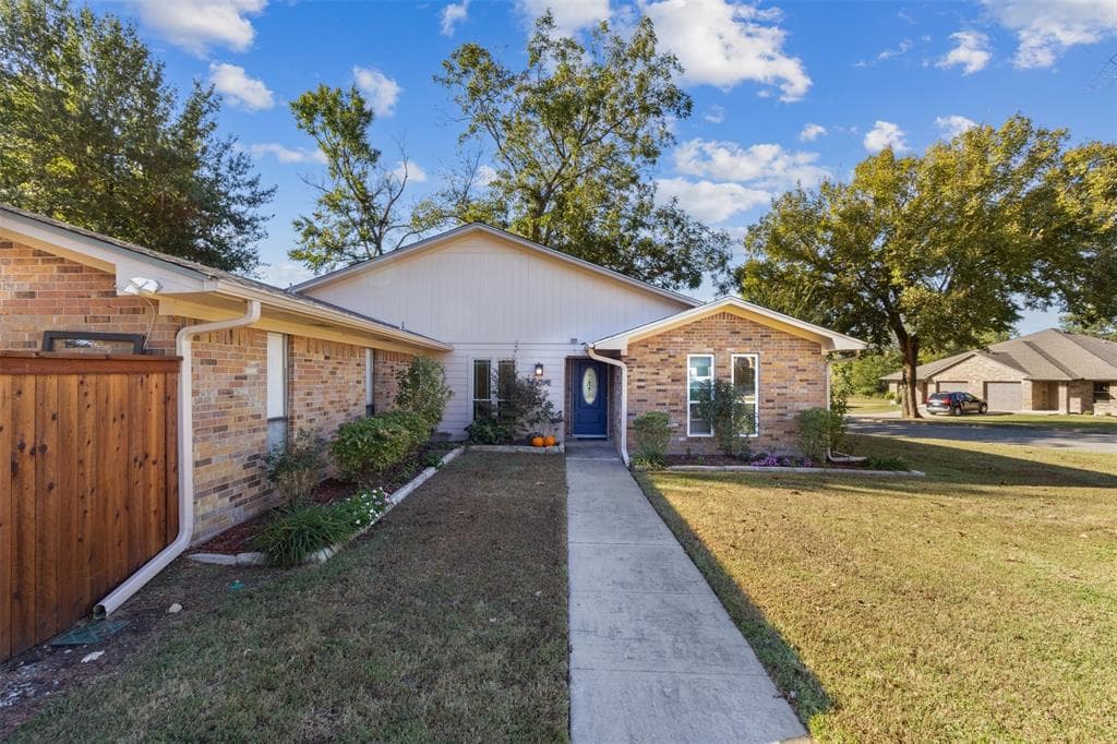 3233 Ellen Dr