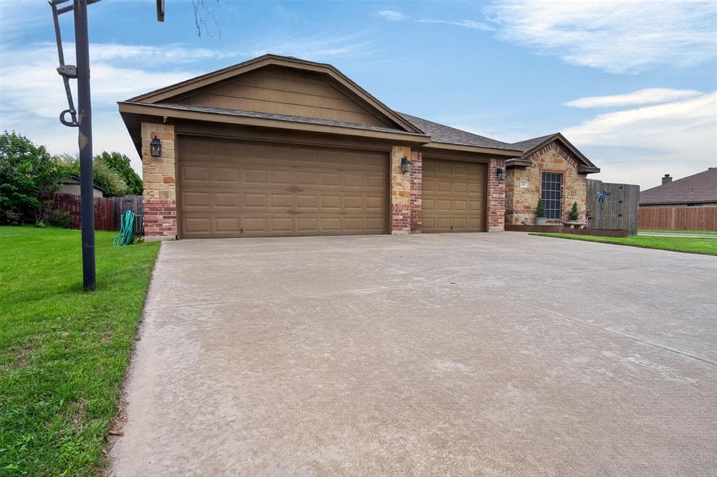 629 E Sheila Cir