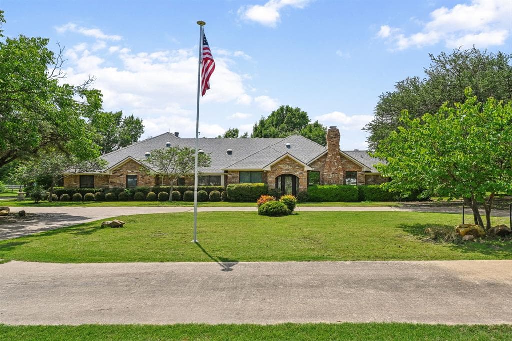 4901 Hackberry Ln