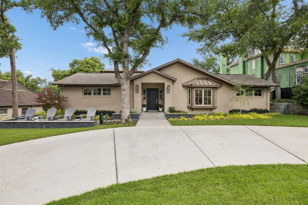 9261 Meadowglen Dr