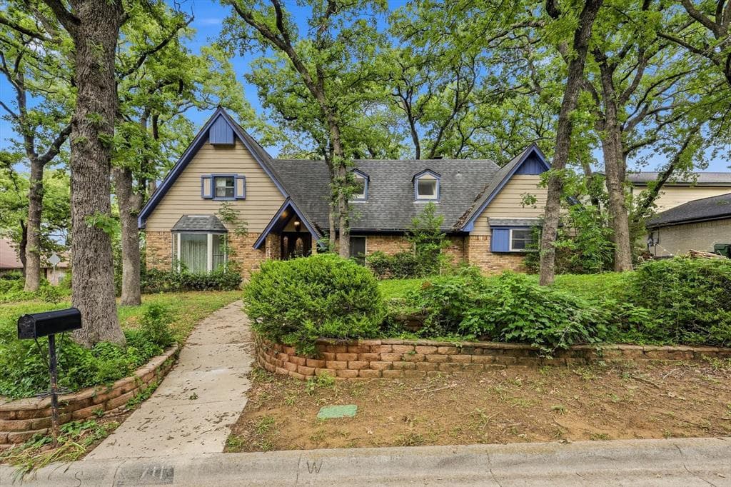 711 Tanglewood Ln