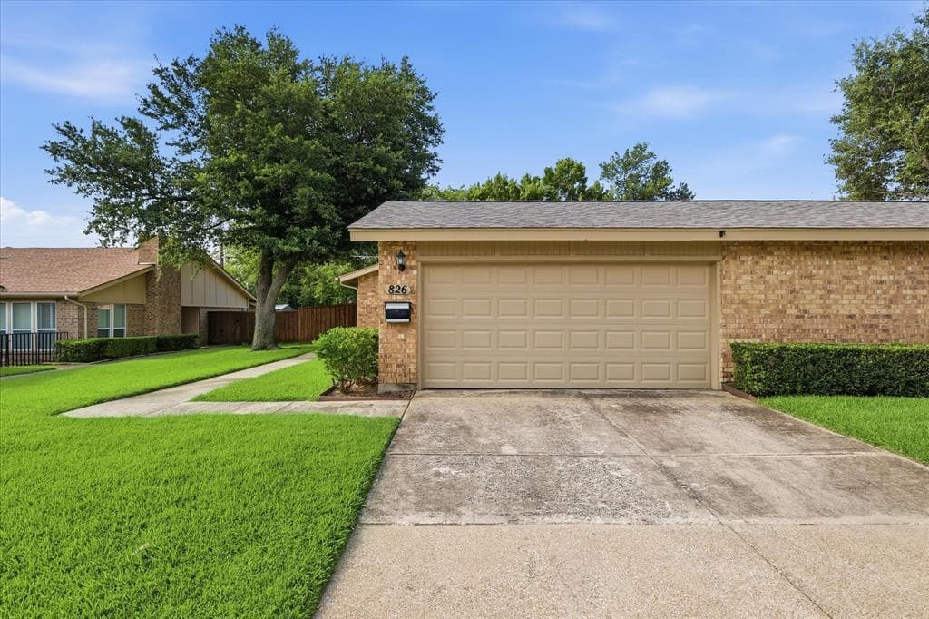 826 Shady Glen Ln