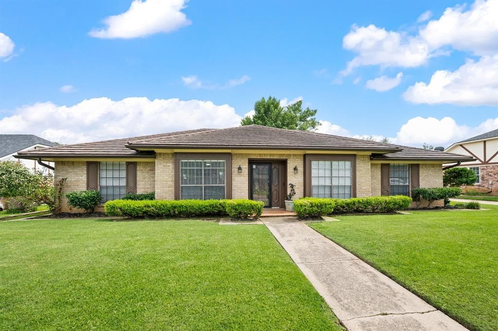 4306 Three Oaks Dr