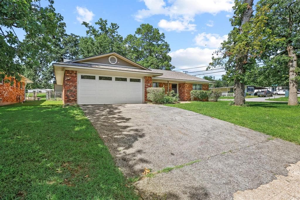1301 Crestview Dr