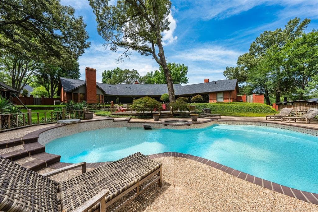 112 Willowbrook Dr
