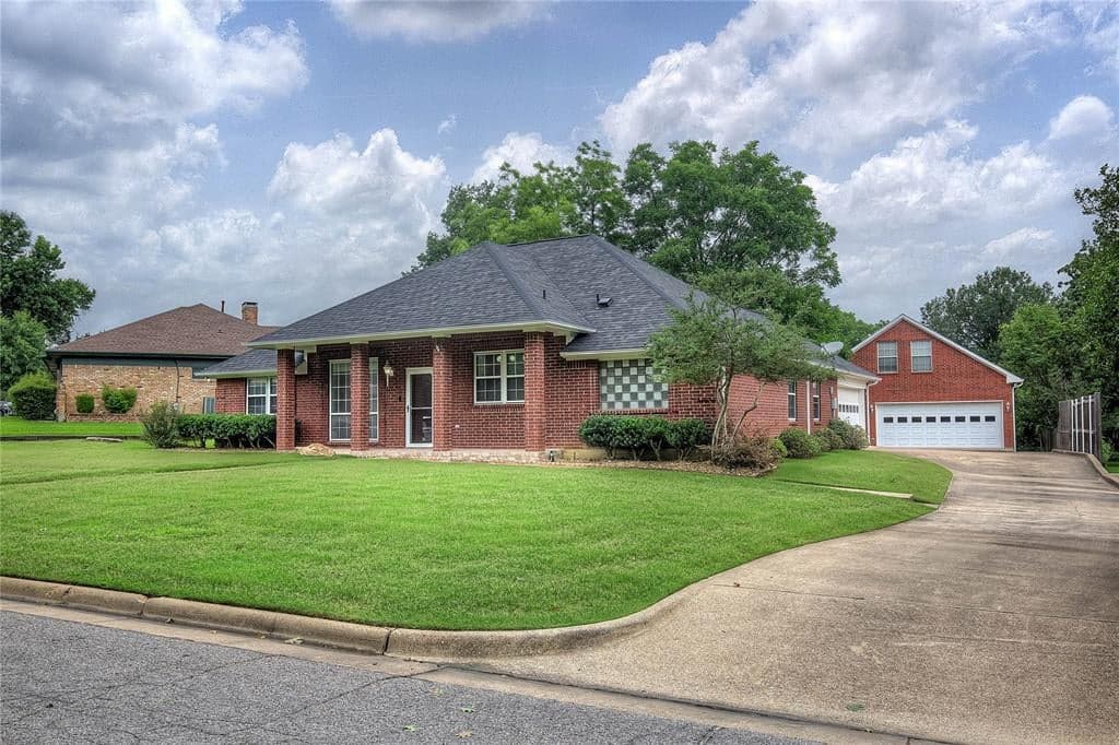 900 River Oaks Dr