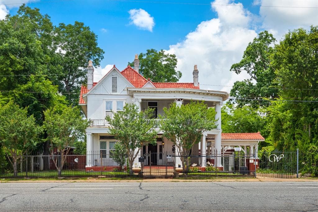 211 W Grand Ave