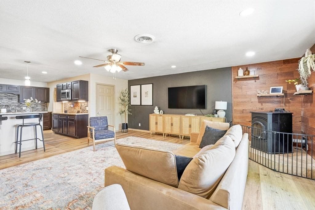 1435 Bandera Dr