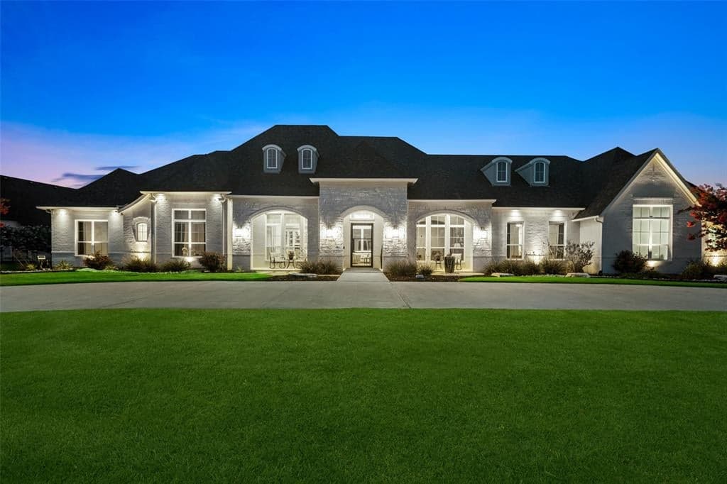 701 Inverness Ln