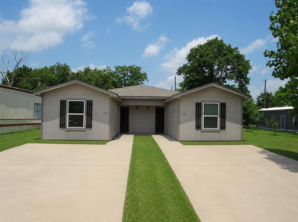 4716 Iowa St