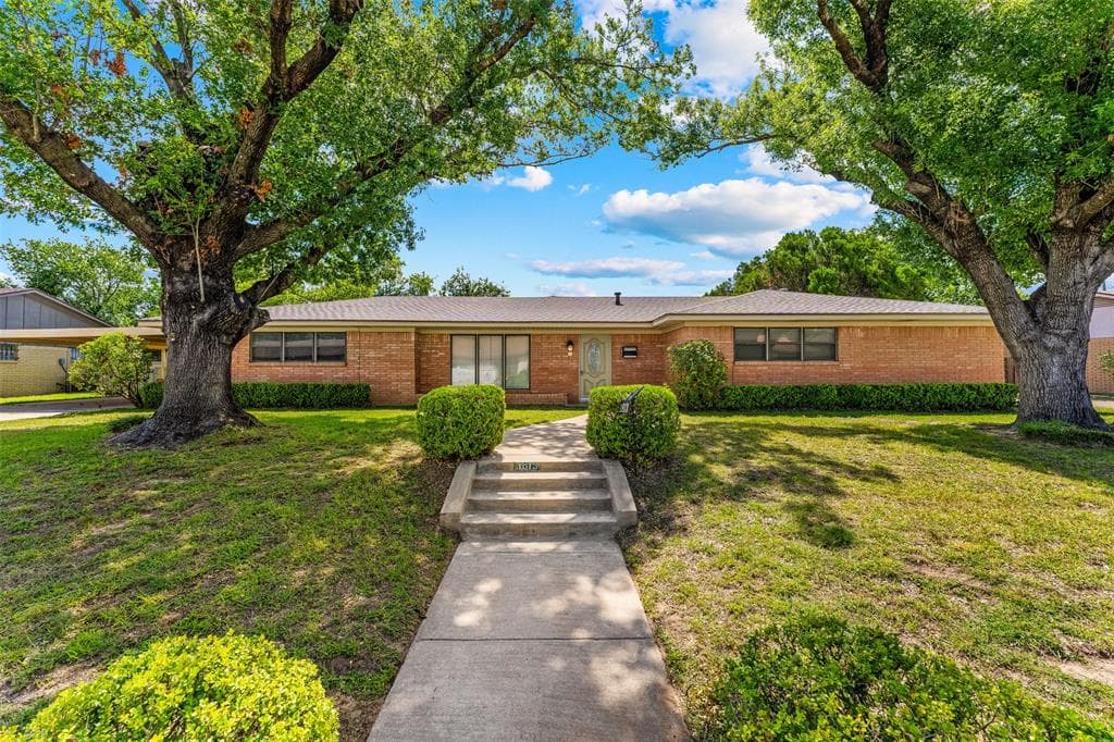 1813 King Cole Dr
