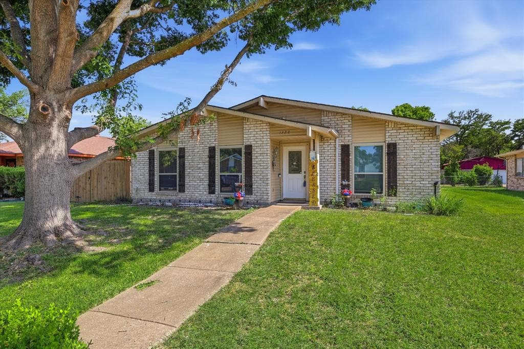 1322 Paris Dr