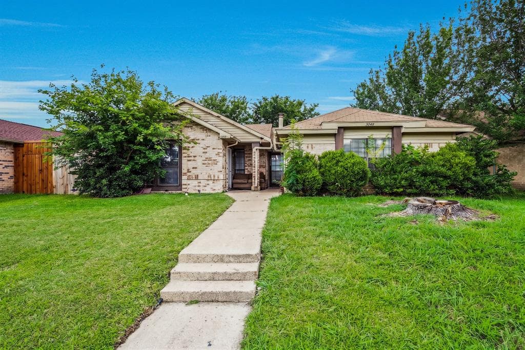 3048 Navarro Ln