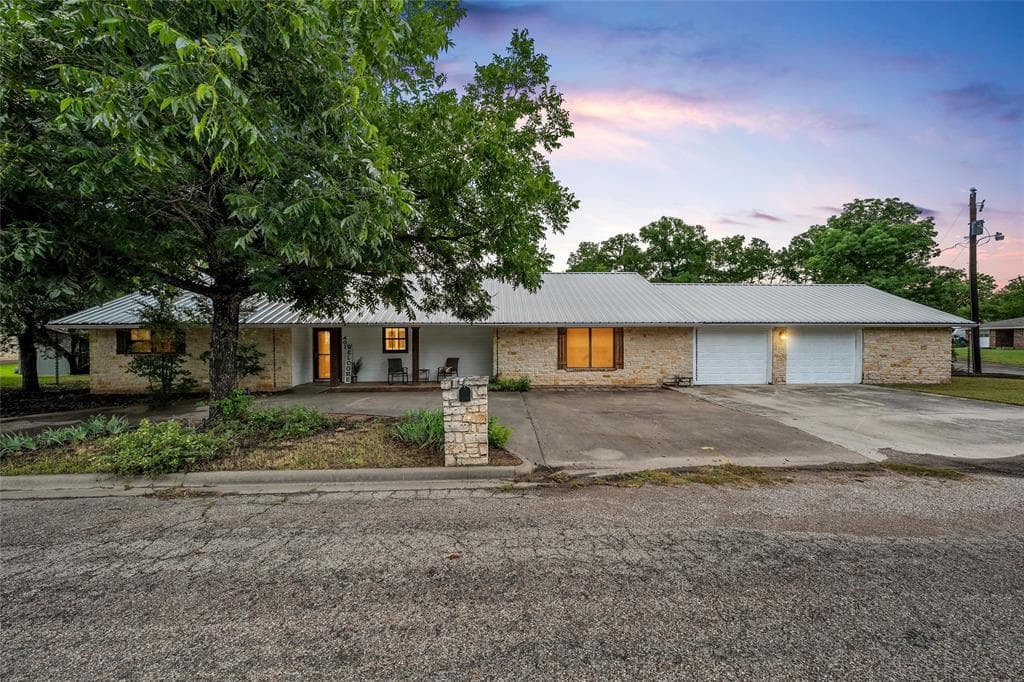 401 N Avenue V