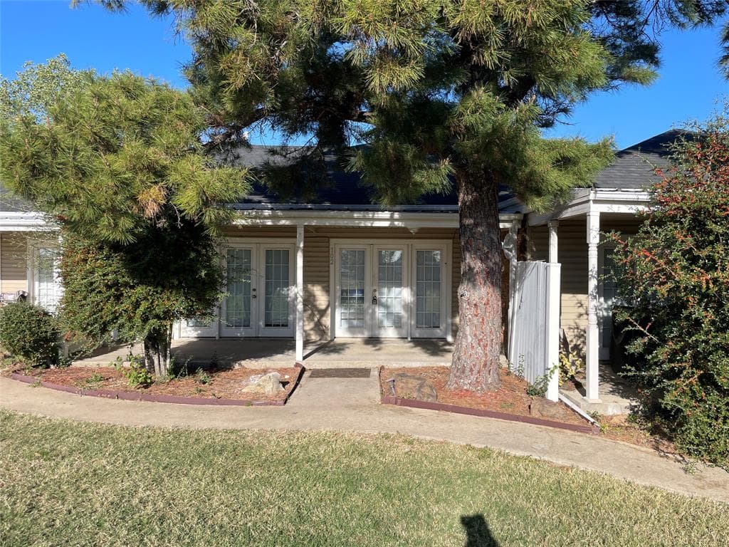 61 Runaway Bay Dr Unit 102a