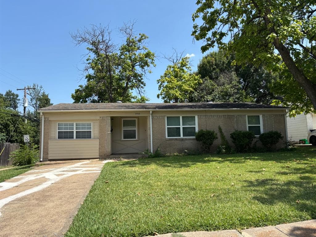3004 Albany Dr