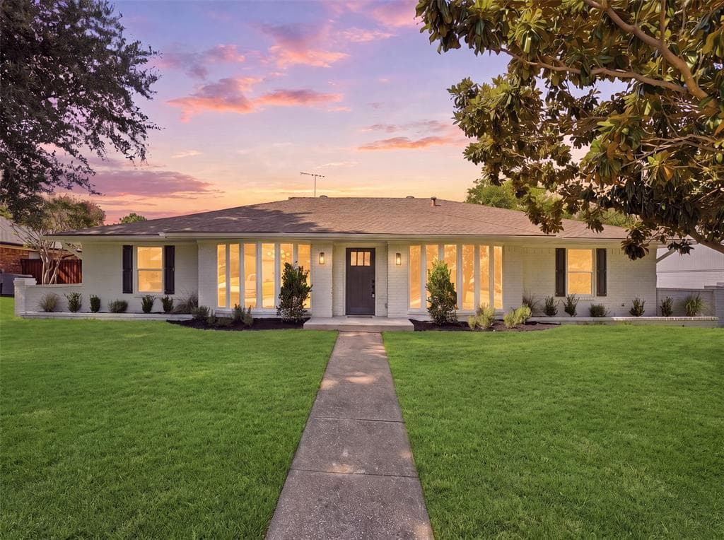 2369 Claridge Cir