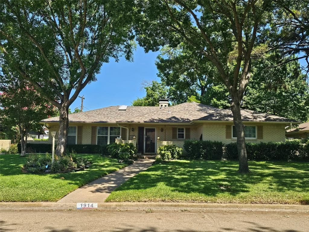 1914 Surrey Cir