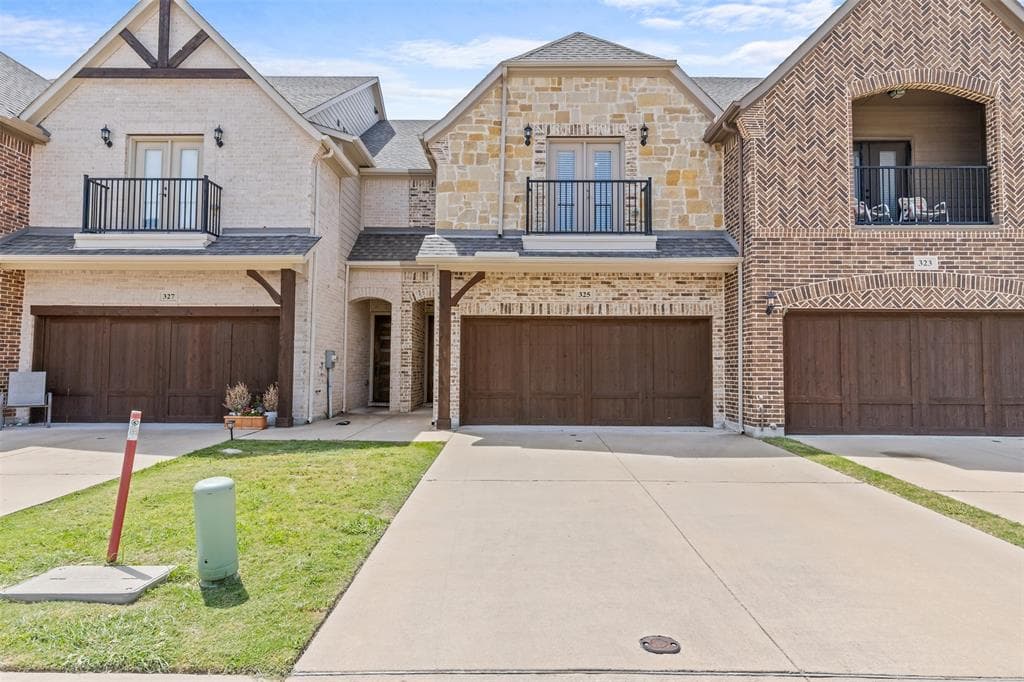 325 Featherstone Trl