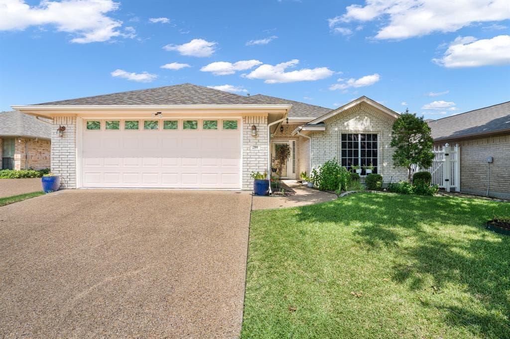 210 Bluebonnet Ln
