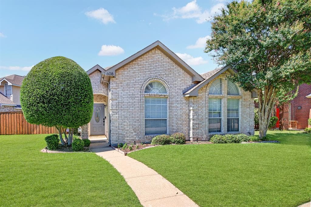 608 Raintree Cir
