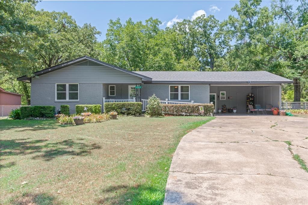 1207 Lakeside Dr