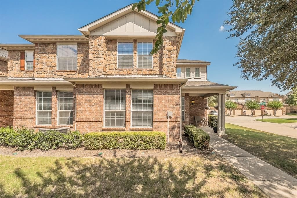 2741 Hyde Park Dr
