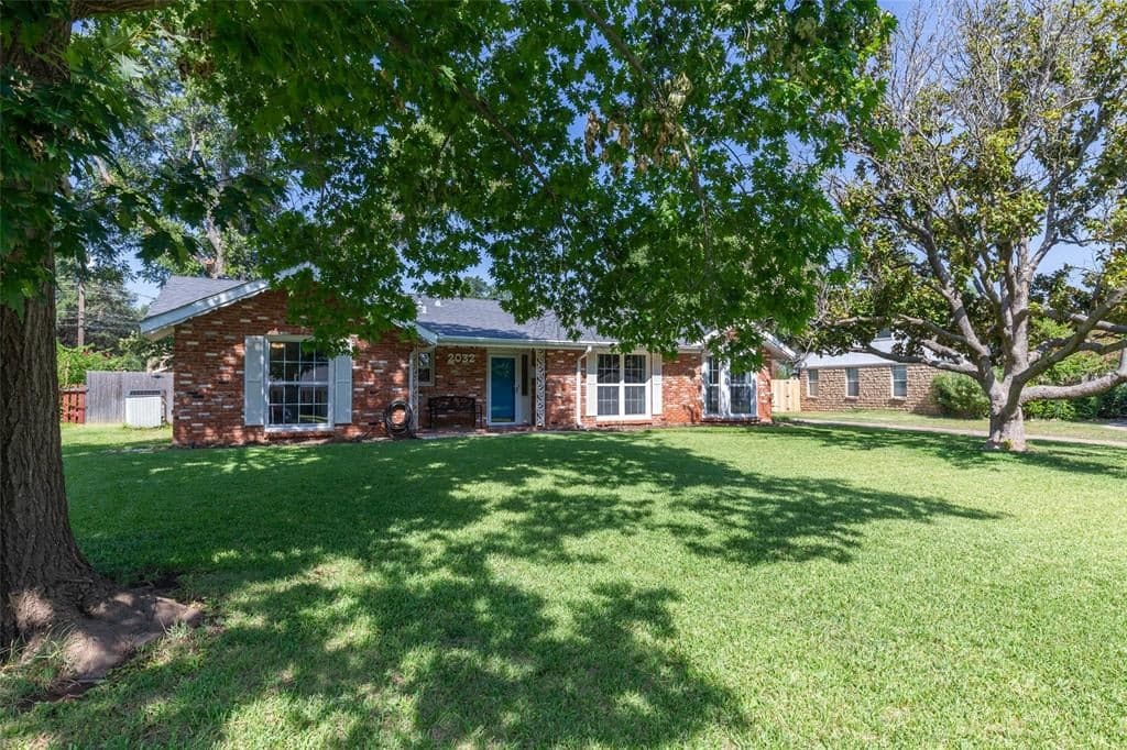 2032 Regent Dr