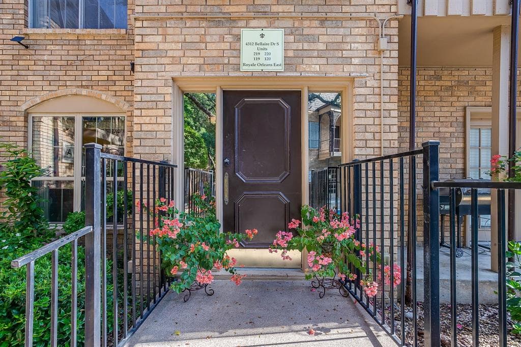 4312 Bellaire Dr S Apt 219