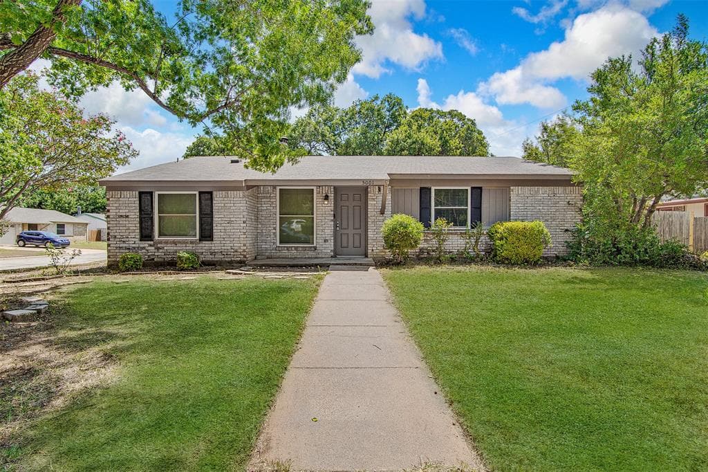 5001 Darrow Ln