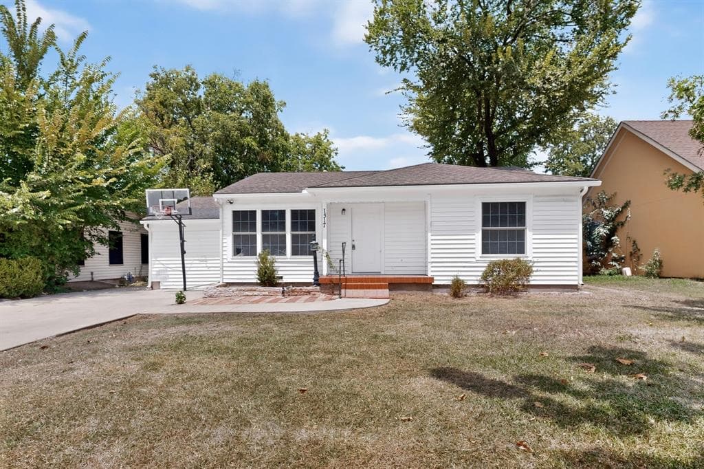1317 Lakeside Dr