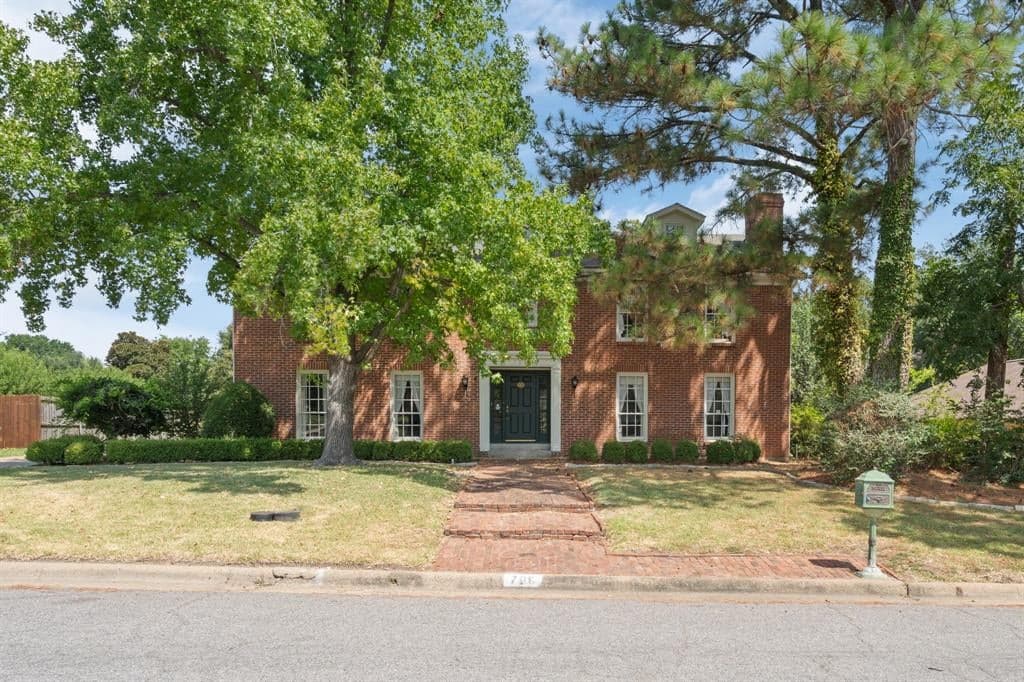 706 Sahara Dr