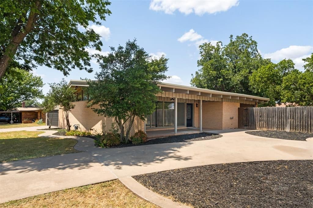 502 W Texas Ave
