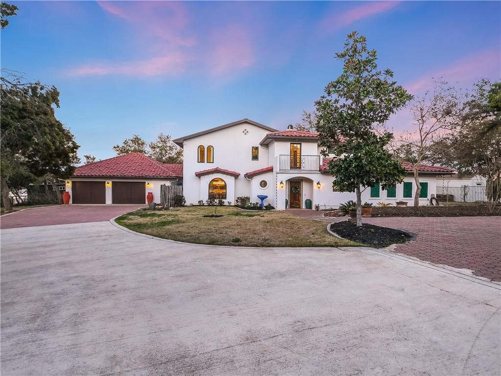2243 Lakeview Dr
