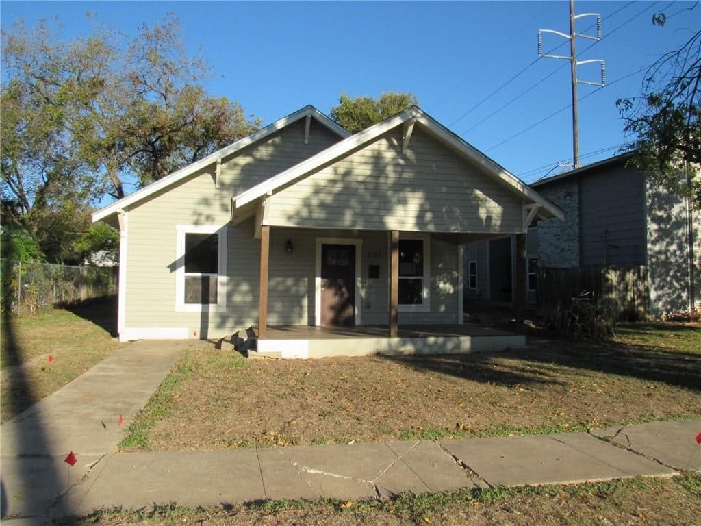 2703 Colonial Ave