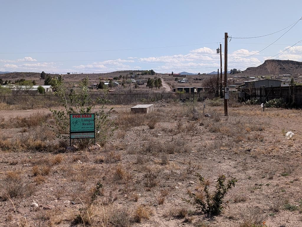 700 Rattlesnake Ln