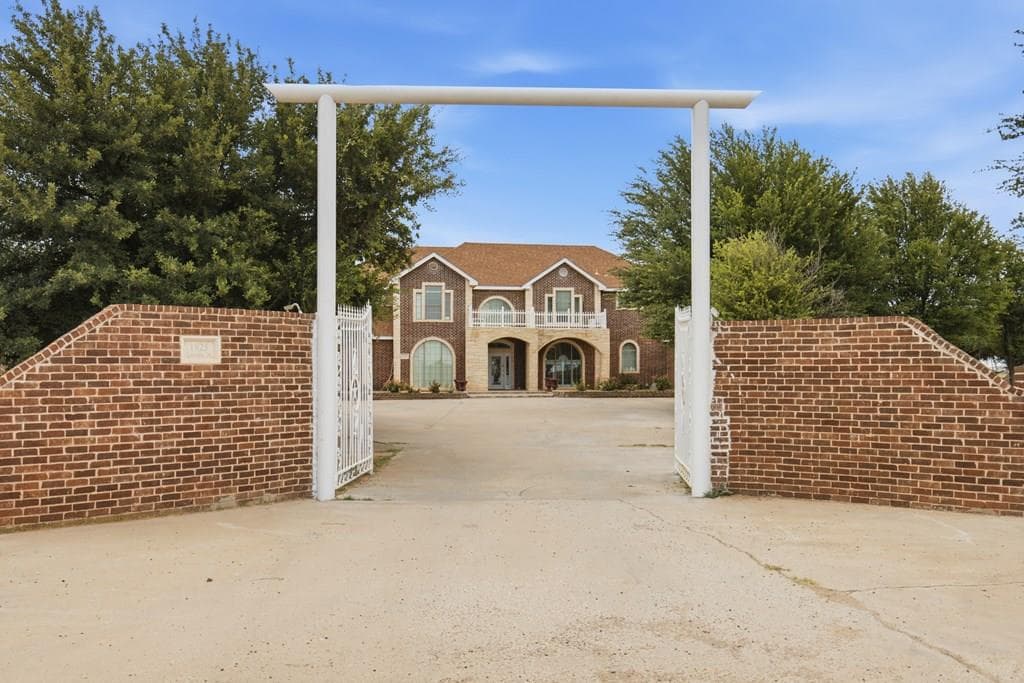 1925 Lone Star Dr