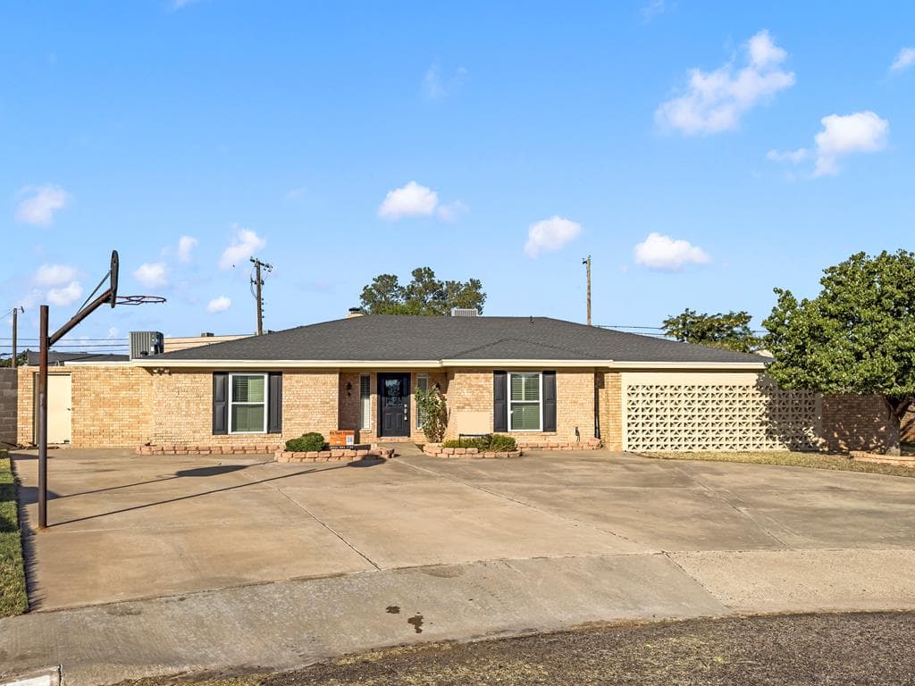 3985 Lakeside Dr