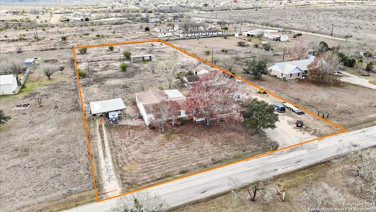 1228 Country Ln