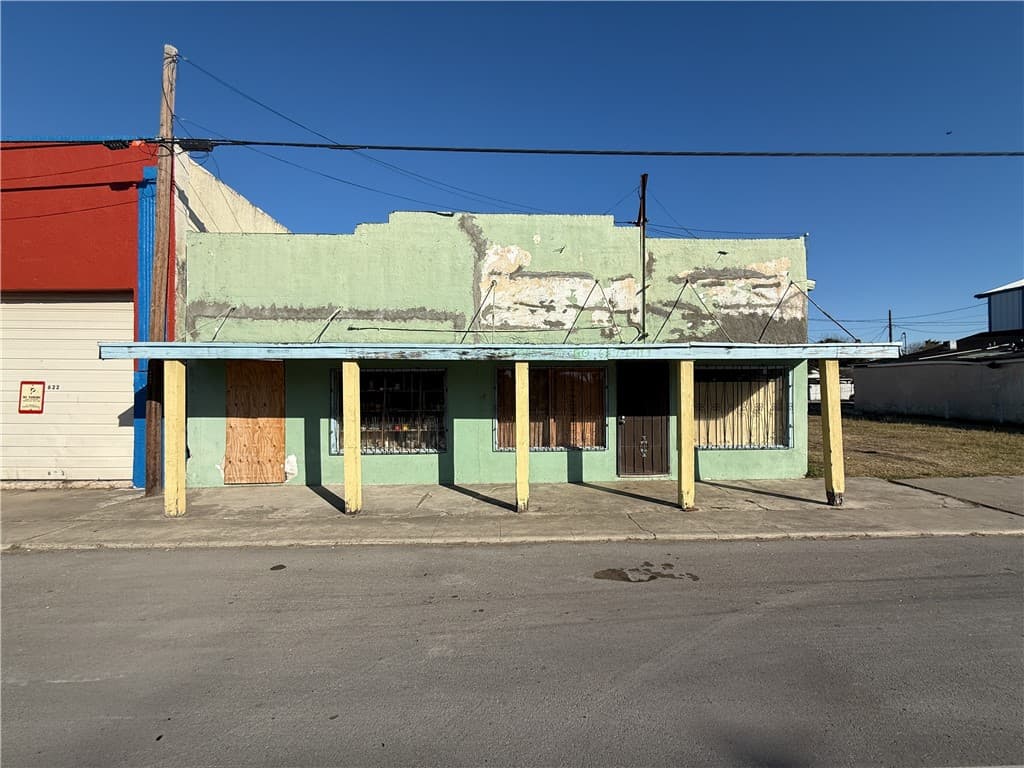 702 S Port Ave