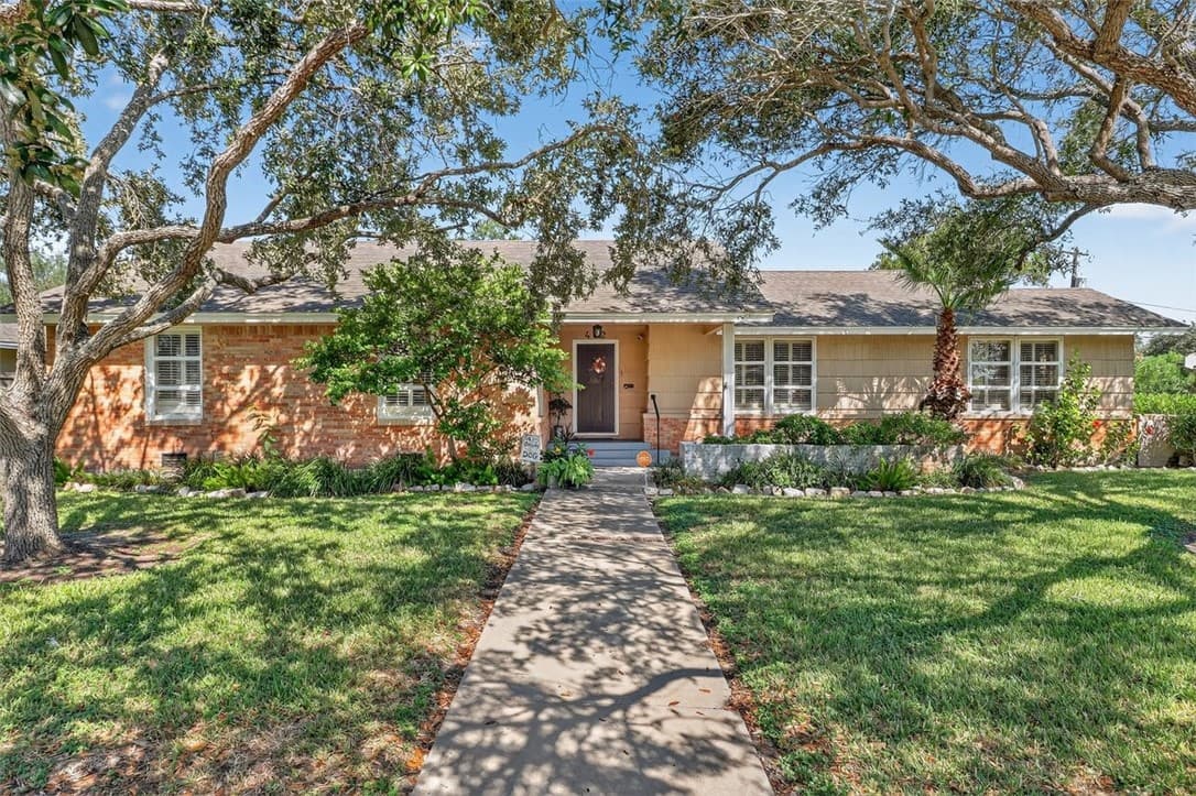 402 Pasadena Pl