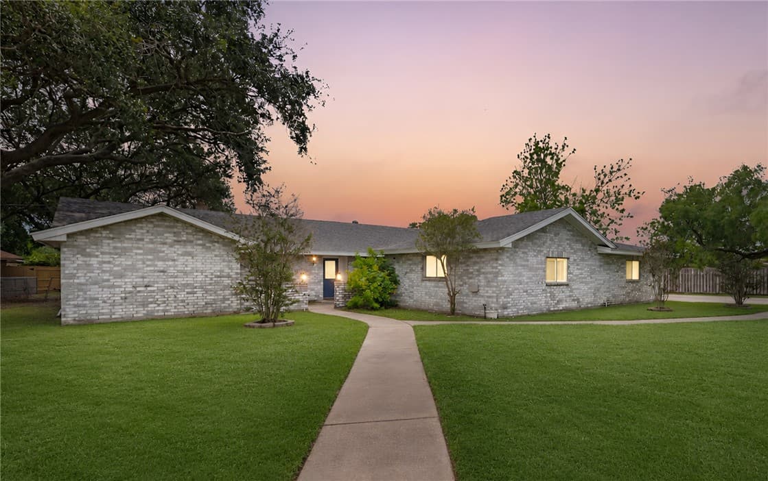 3443 Jamaica Dr