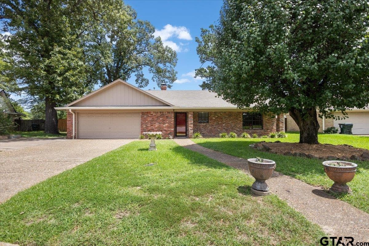 1100 Foxglove Ln