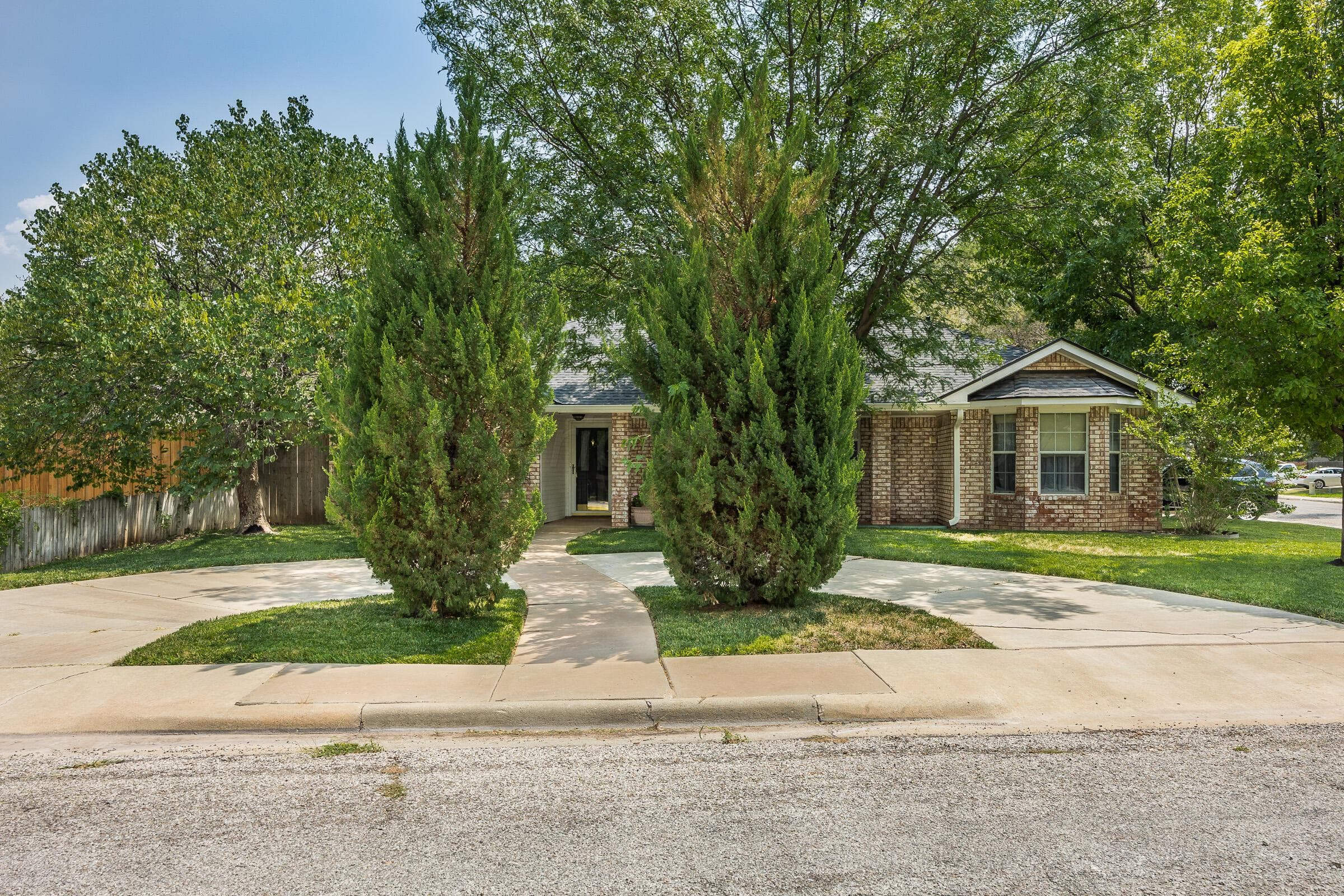 5821 Radiant Ln