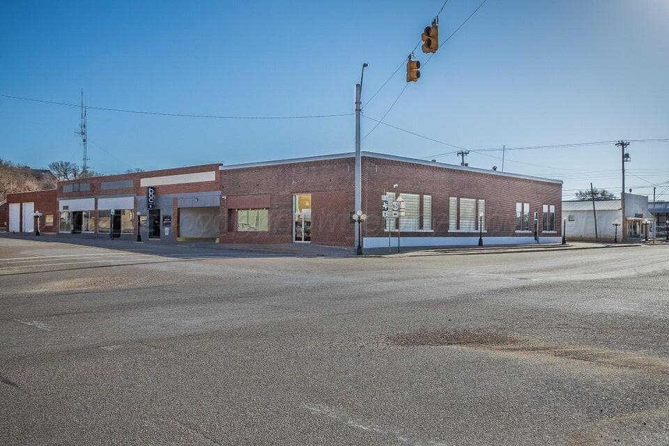100 S Main St
