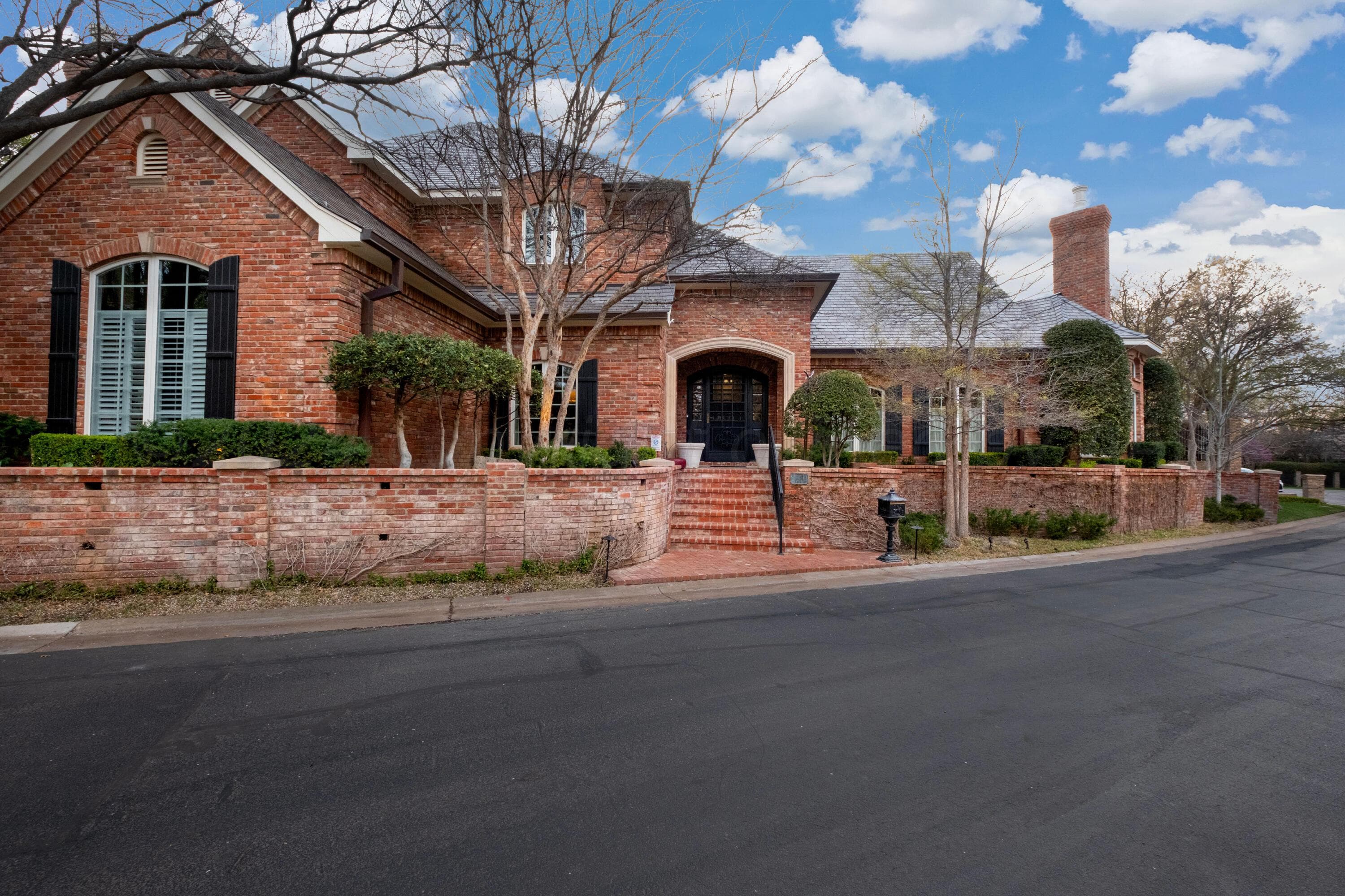 18 Edgewater Dr